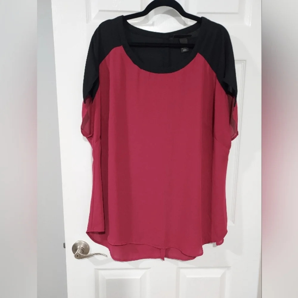 Lane Bryant Raspberry and Black Tunic with Button Back Detail in Size 18/20 2X